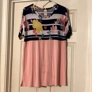 Short sleeve flower top.
